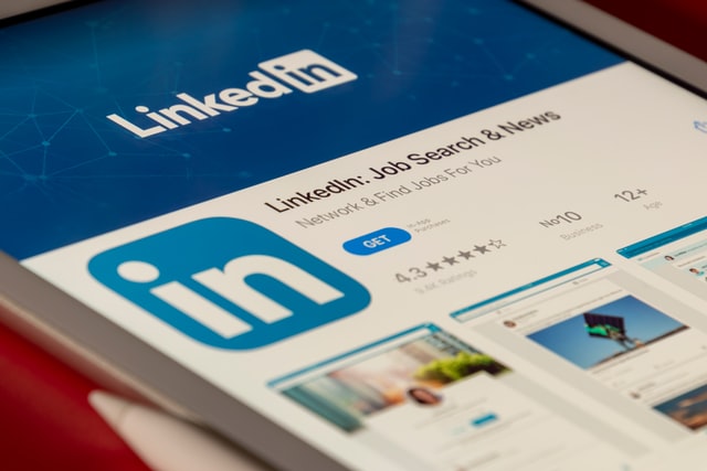 How do social media algorithms work on Linkedin?